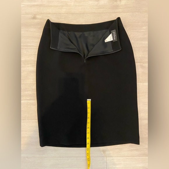 D'Oraz - Size 12 - Simple black high waisted skirt with textured design - Picture 9 of 10